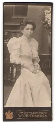 Fotografie Otto Hertel, Freiberg i / S., Erbischestrasse 11, Portrait junge Dame im weissen Kleid