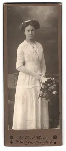 Fotografie Adalbert Werner, München, Elisenstrasse 7, Portrait junge Dame im weissen Kleid mit Blumenstrauss