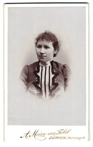 Fotografie A. Meier von Tobel, Zürich, Rennweg 4, Portrait junge Dame im modischen Kleid