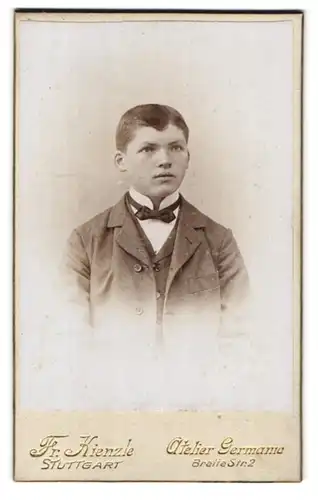 Fotografie Fr. Kienzle, Stuttgart, Breite Strasse 2, Portrait junger Mann im Anzug mit Fliege