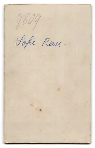 Fotografie Fr. Kienzle, Stuttgart, Breite Strasse 2, Portrait junge Dame im modischen Kleid