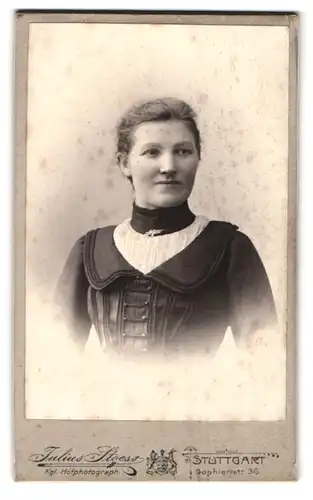 Fotografie Julius Stoess, Stuttgart, Sophienstrasse 36, Portrait junge Dame im modischen Kleid