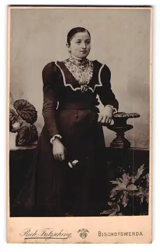 Fotografie Rich. Fritzsching, Bischofswerda, Portrait junge Dame im modischen Kleid mit Blume