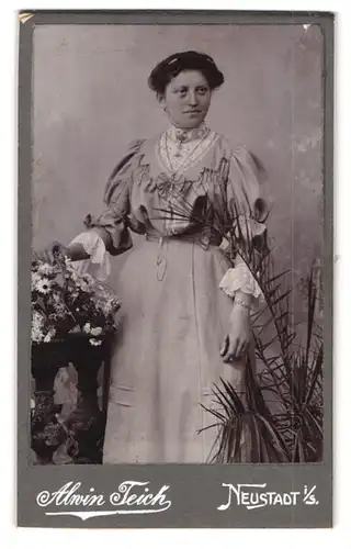 Fotografie Fr. Alwin Teich, Neustadt i / S., Albertstrasse 195, Portrait hübsch gekleidete Dame mit Blumenkorb