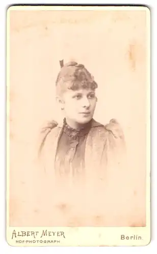 Fotografie Albert Meyer, Berlin-W, Potsdamer-Strasse 125, Portrait junge Dame mit hochgestecktem Haar