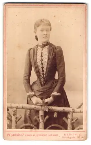 Fotografie Pflaum & Co., Berlin-C, Königs-Strasse 57 a, Portrait junge Dame in zeitgenössischer Kleidung