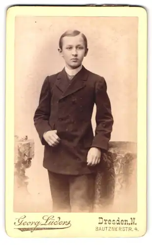 Fotografie Georg Lüders, Dresden-N, Bautznerstrasse 4, Portrait junger Mann in modischer Kleidung