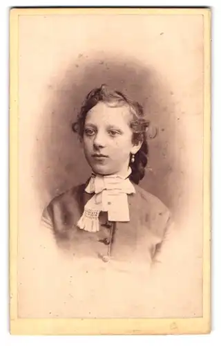 Fotografie Georg Wolf & Co., Hamburg, Alstertwiete 8, Portrait junge Dame in modischer Kleidung
