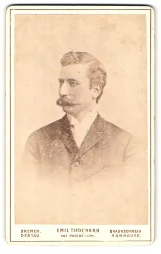 Fotografie Emil Tiedemann, Bremen, Richtweg 12, Portrait bürgerlicher Herr mit Krawatte und Schnurrbart