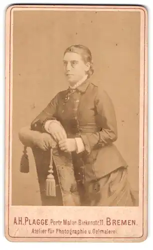 Fotografie A. H. Plagge, Bremen, Birkenstrasse 11, Portrait junge Dame in hübscher Kleidung