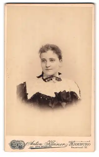 Fotografie Anton Kleiner, Hamburg, Neuerwall 52, Portrait junge Dame mit zurückgebundenem Haar