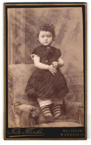 Fotografie Fritz Flaake, Solingen, Portrait kleines Mädchen im hübschen Kleid