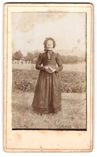 Fotografie unbekannter Fotograf und Ort, Portrait ältere Dame im hübschen Kleid mit Haube