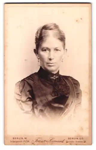 Fotografie Francois Cornand, Berlin-W, Leipziger-Strasse 115-116, Portrait bürgerliche Dame mit Kragenbrosche