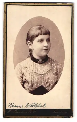Fotografie W. Breuning Witwe, Hamburg, Berg-Strasse 26, Brustportrait junges Mädchen mit Kragenbrosche