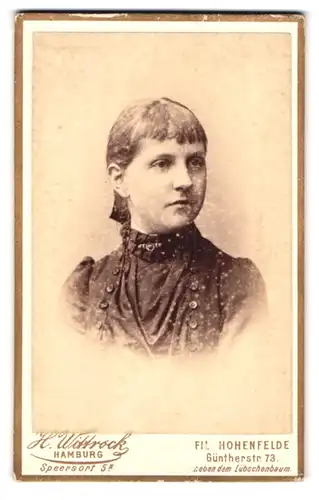 Fotografie H. Wittrock, Hamburg, Speersort 5, Portrait junge Dame im modischen Kleid