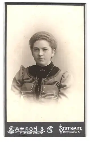 Fotografie Samson & Co., Stuttgart, Poststrasse 5, Portrait junge Dame mit zurückgebundenem Haar