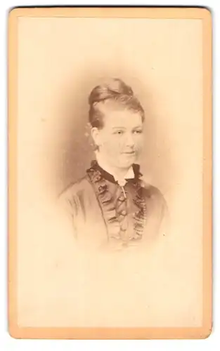 Fotografie W. Karrass, Bremen, Hutfilterstrasse 38, Portrait junge Dame mit Hochsteckfrisur