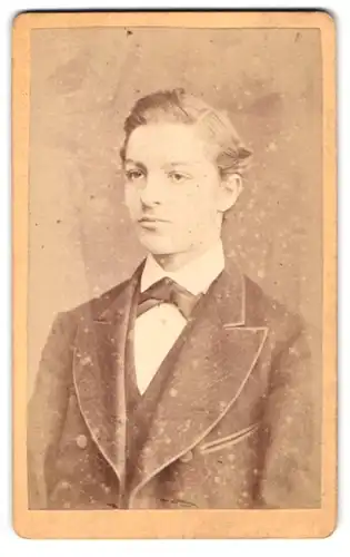 Fotografie Norddeutsches Photographie-Atelier, Bremen, Hutfilterstrasse 38, Portrait junger Mann im Anzug mit Fliege