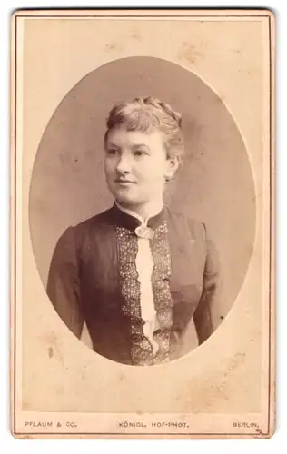 Fotografie Pflaum & Co., Berlin, Königs-Strasse 57 a, Portrait junge Dame mit Hochsteckfrisur und Kragenbrosche