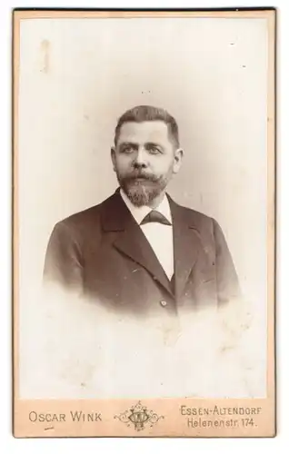 Fotografie Oscar Wink, Essen-Altendorf, Helenenstrasse 174, Portrait stattlicher Herr mit Fliege und Vollbart