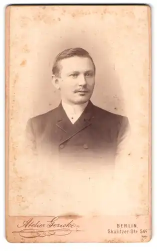 Fotografie Otto Witte, Berlin, Skalitzer-Strasse 54 c, Portrait stattlicher Herr in modischer Kleidung