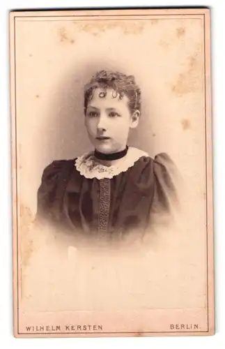 Fotografie Wilhelm Kersten, Berlin-SW, Krausen-Strasse 40, Portrait junge Dame im Kleid mit Spitzenkragen