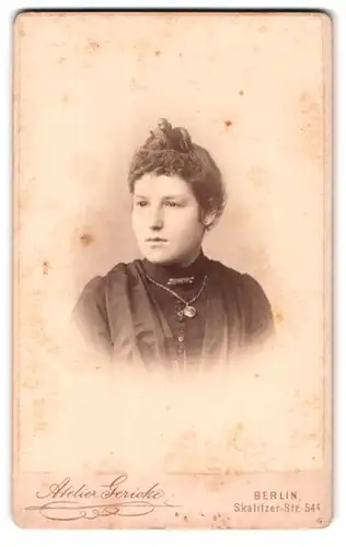 Fotografie Otto Witte, Berlin, Skalitzer-Strasse 54 c, Portrait junge Dame mit Kragenbrosche und Halskette