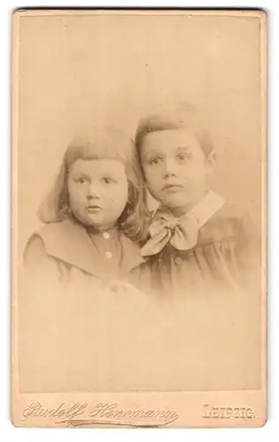 Fotografie Atelier Herrmann, Leipzig, Wintergartenstrasse 9, Portrait Kinderpaar in modischer Kleidung