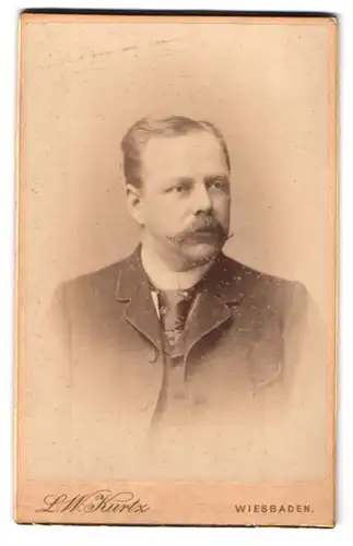 Fotografie L. W. Kurtz, Wiesbaden, Portrait stattlicher Herr mit Krawatte und Schnauzbart