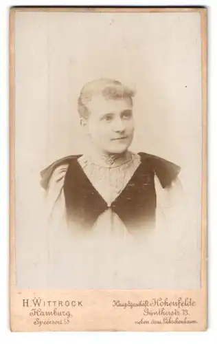 Fotografie H. Wittrock, Hamburg, Speersort 5, Portrait junge Dame mit zurückgebundenem Haar