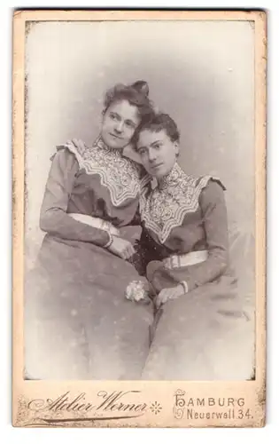 Fotografie Atelier Werner, Hamburg, Neuerwall 34, Portrait zwei junge Damen in modischen Kleidern