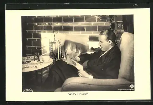 AK Schauspieler Willy Fritsch liest am Kamin