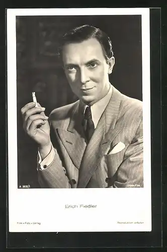 AK Schauspieler Erich Fiedler mit Zigarette