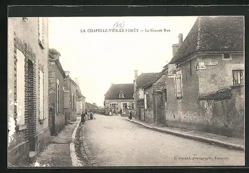 AK Chapelle-Vieille-Forét, La Grande Rue