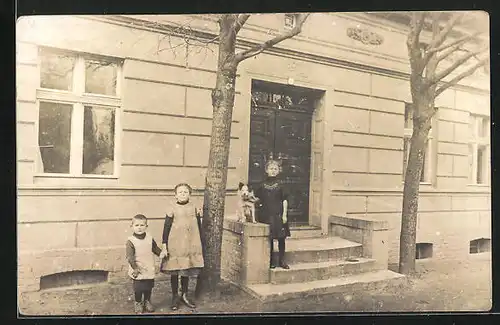 Foto-AK Fredersdorf, Haus der Familie Regel, Kinder am Eingang