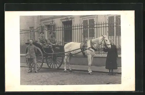 Foto-AK Soldaten in Feldgrau auf Pferdekutsche