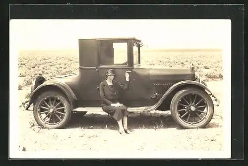 Foto-AK Elegante Dame vor zweisitzigem Automobil