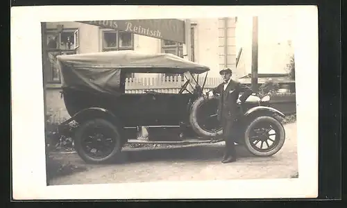 Foto-AK Stolzer Besitzer posiert vor seinem Auto