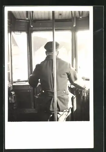 Foto-AK Strassenbahnschaffner am Steuer seiner Bahn