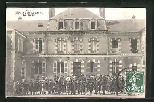 AK Toucy, École des Garcons, la Cour