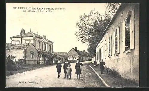 AK Villefranche-Saint-Phal, la Mairie et les Ecoles