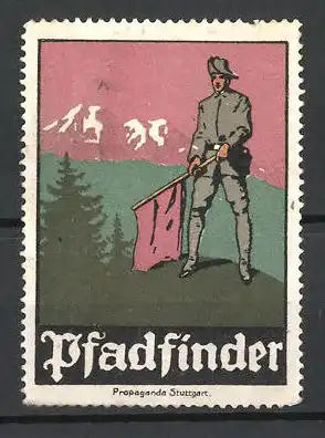 Reklamemarke Pfadfinder steht mit einer Flagge auf einem Berggipfel