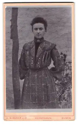 Fotografie E. Biegner, Guben, Am Wilhelmsplatz 9, Portrait bildschöne junge Frau im eleganten Kleid