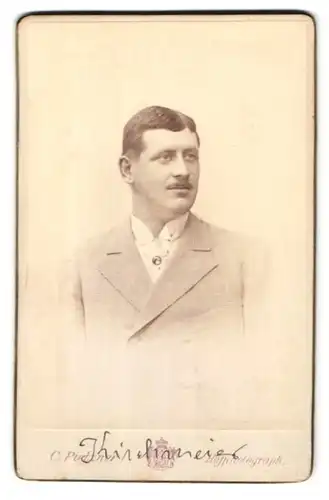 Fotografie C. Pietzner, Wien, Mariahilferstrasse 1b, Portrait stattlicher Herr im karierten Anzug