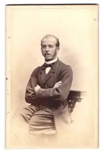 Fotografie M. L. Winter, Prag, Graben 988, Portrait charmanter junger Mann im Jackett