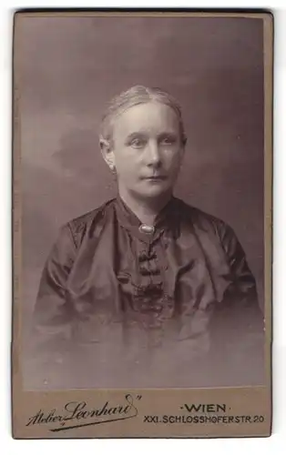 Fotografie Atelier Leonhard, Wien, Schlosshoferstr. 20, Portrait hübsche blonde Dame in gerüschter Bluse