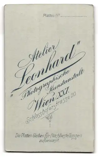 Fotografie Atelier Leonhard, Wien, Schlosshoferstr. 20, Portrait hübsche blonde Dame in gerüschter Bluse
