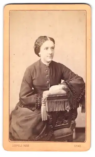 Fotografie Leopold Bude, Graz, Salzamtgasse 3, Portrait bezaubernde Dame im prachtvollen Kleid