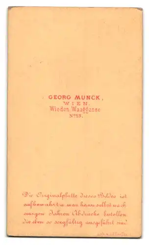 Fotografie Georg Munck, Wien, Waaggasse 13, Portrait dunkelhaarige Schönheit mit Amulettkette